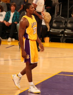 Ron Artest vient d'être exclu après son coup de coude sur Harden et commence peut-être à réaliser qu'il manquera au moins une partie des playoffs...