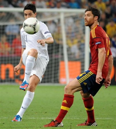 Samir_Nasri_and_Xabi_Alonso_at_Euro_2012_match_Spain-France