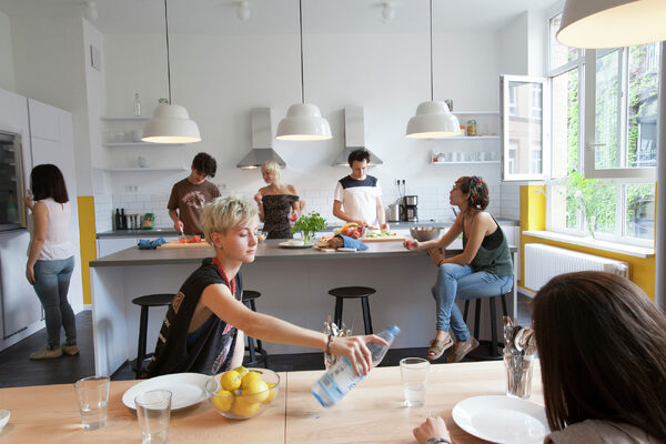 Colocation, coliving… La cohabitation comme remède à la crise du logement (et à l’isolement)